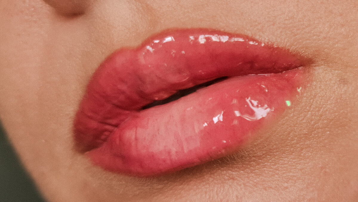 Стихи про голубые глаза девушки. Красивые высказывания о поцелуях. Сочный поцелуй с языком. Красивый губы с цитатами. Комплименты девушке.