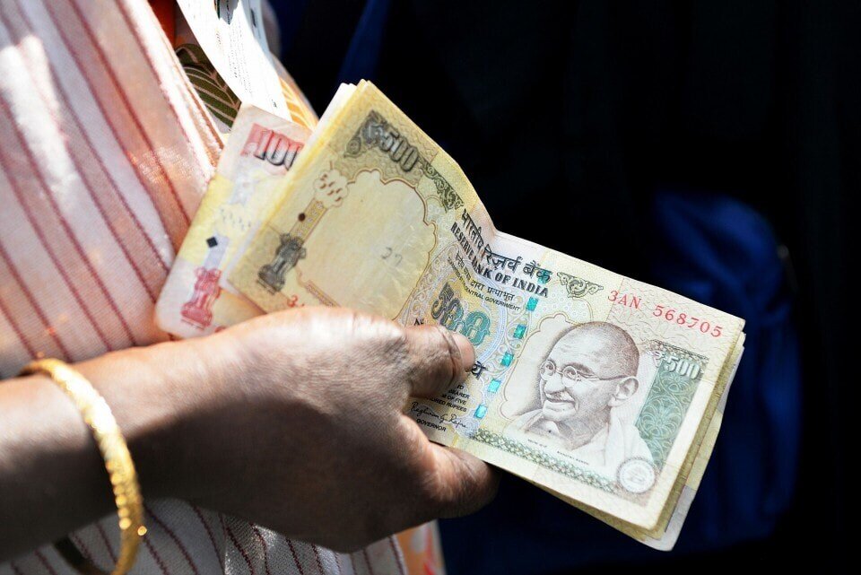 Индийская рупия к доллару на сегодня. Индийские деньги. Rupi. Деньги Индии фото. Деньги Хиндустана.