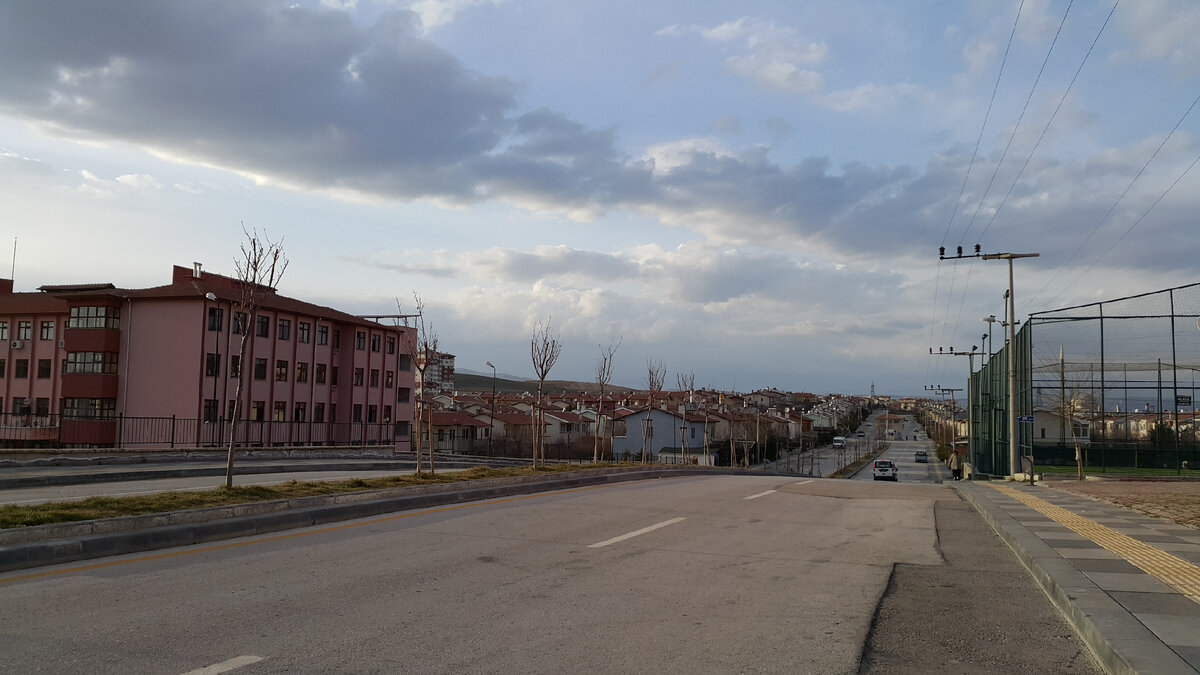 Типичный спальный район Анкары. По пути к футбольному полю