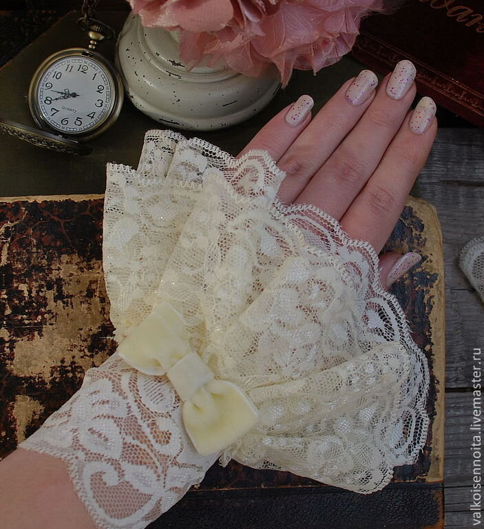 Часы это инструмент для показания времени а не Статуса  не работающего руками человек