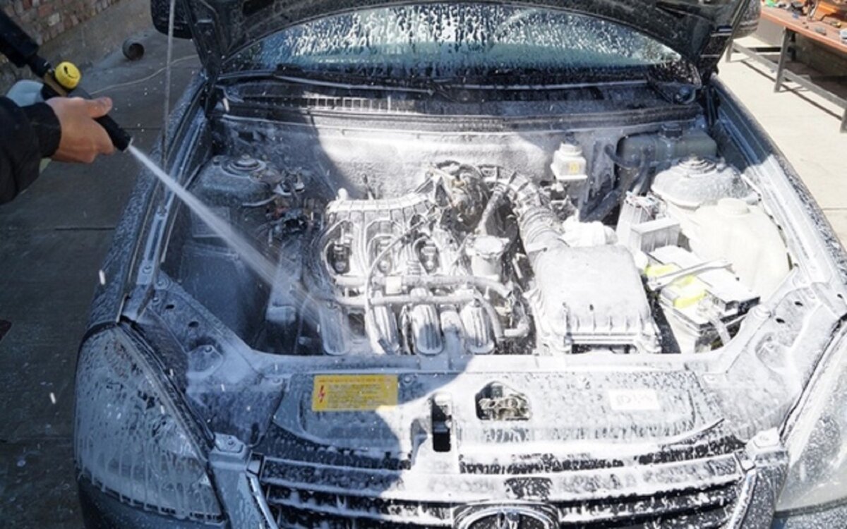 Помыть двигатель автомобиля. Мойка двигателя от масла и грязи. Детейлинг двигателяавтомобил. Автомойка мойка двигателя. Мытый двигатель.