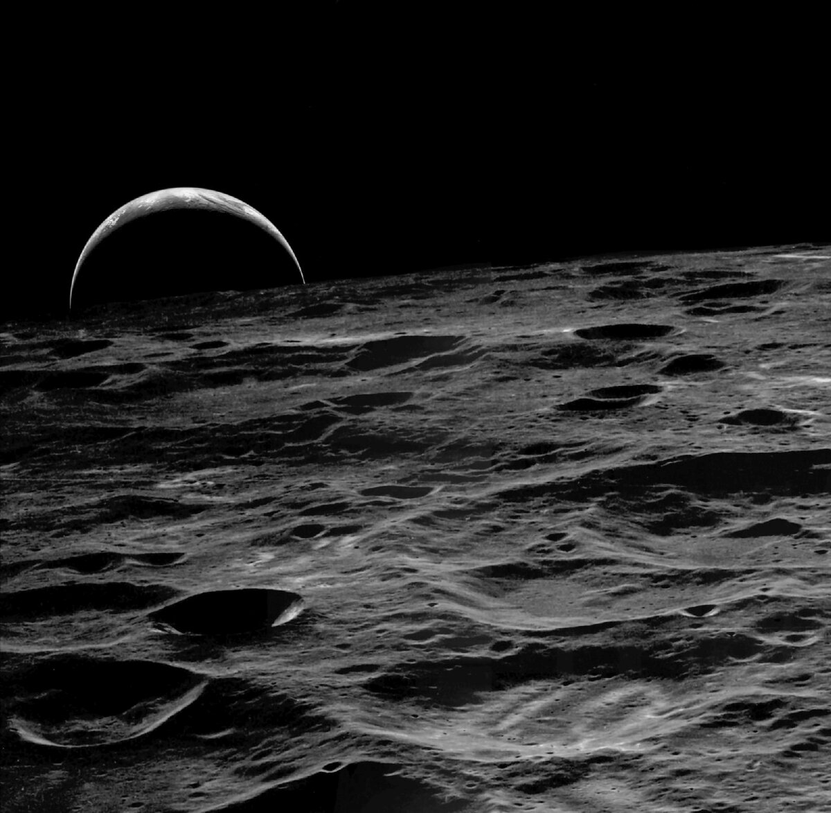  Восход Земли над обратной стороной Луны, фото с борта командного модуля миссии "Аполлон-14", автор - Стюарт Русса (астронавт NASA)