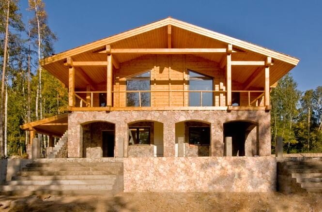 Дом из кирпича и дерева ценится за практическую, утилитарную составляющую. 