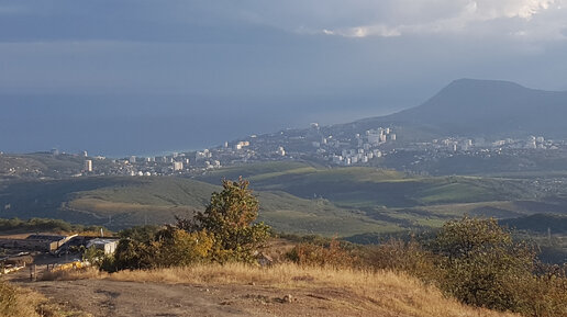 Приглашаю Вас на автопрогулку по Алуште. Посмотрим как живёт город в межсезонье. Улицы. Люди. Интересные места.