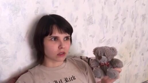 Photo girl who is calling. Парень знакомится с девушкой на улице. Мужчина знакомится с женщиной. Приставучий мужчина. Сидит на скамейке.