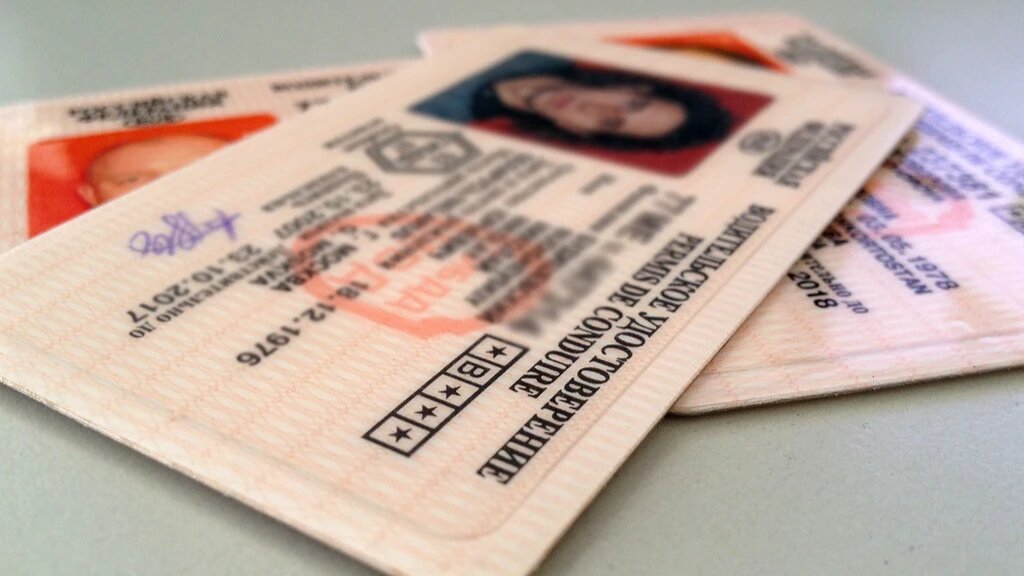 Водительские права выдаются сроком на 10 лет. Фото: Википедия