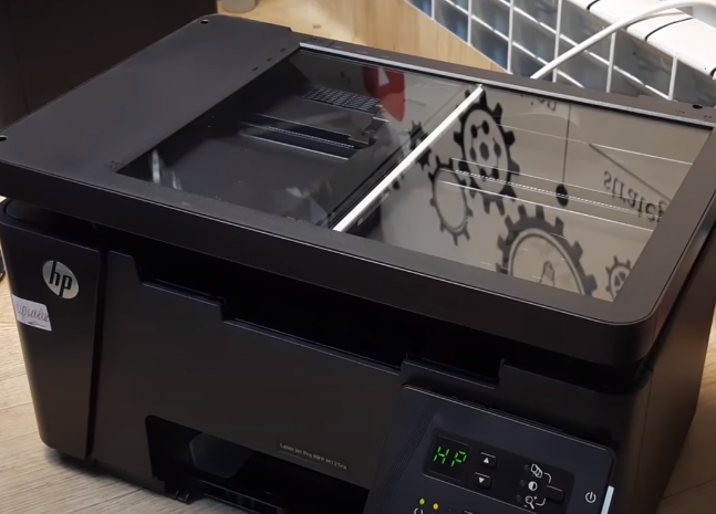 Справа сканер, который изначально не работал, слева рабочий сканер. Поменяли местами сканирующие линейки