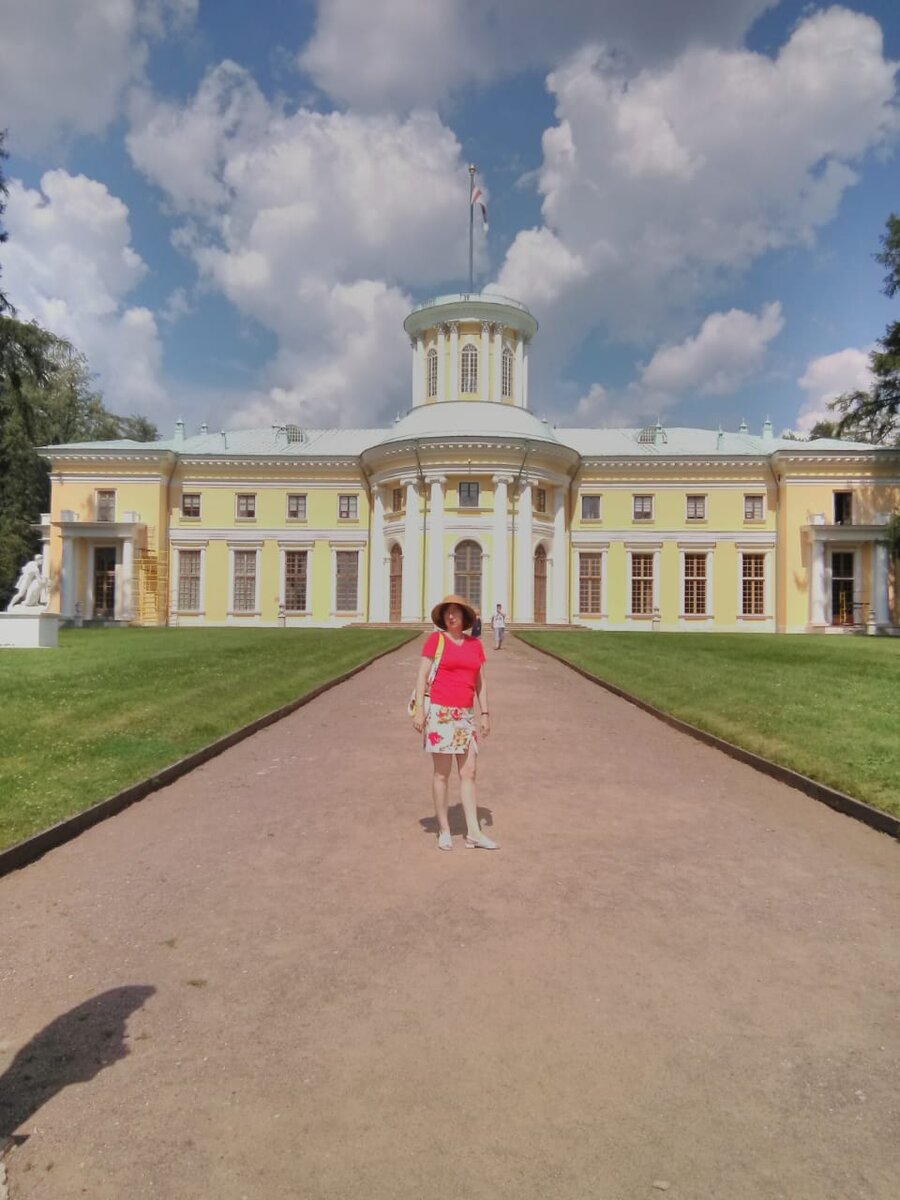 Автор в Подмосковном Версале. Вид на дворец.