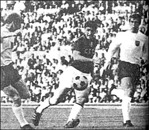 Удар Бобби Чарльтона с левой — и счет в матче открыт. Рядом с ним Юрий Истомин, далее Джеффри Хёрст.