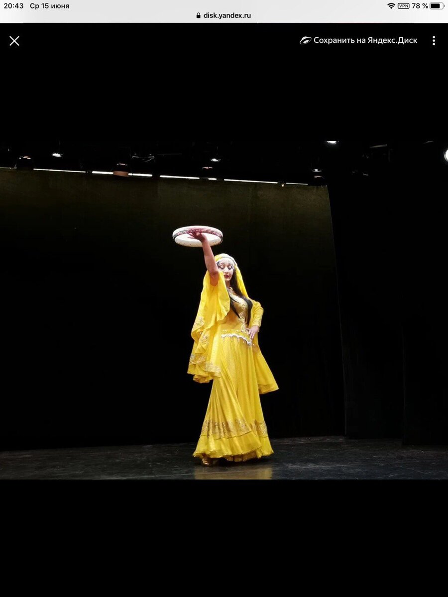 Анжела Расторгуева исполняет танец "Эдерлези" на концерте "С бубном и гитарой". Московский музыкальный театр для детей и молодёжи "Экспромт", 11 июня 2022 г.