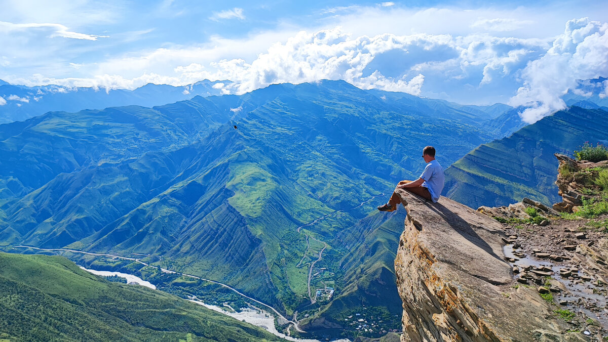 Это Я, любуюсь видом на Сулакский Каньон, сидя на уступе, который туристы прозвали, по аналогии с норвежским, Языком Тролля.