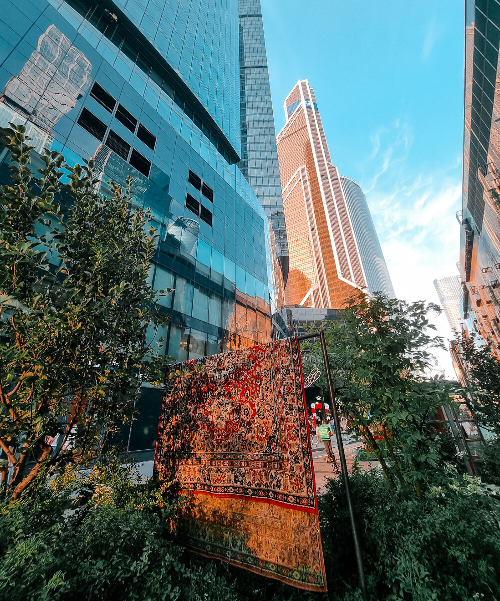 Просто кто-то решил выбить ковер в Москва-Сити 😁