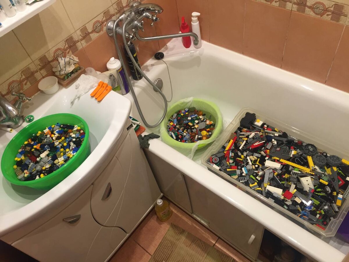 В одном тазике купаются минифигурки, в другом – мелкие детали, в контейнере – все остальные детали.