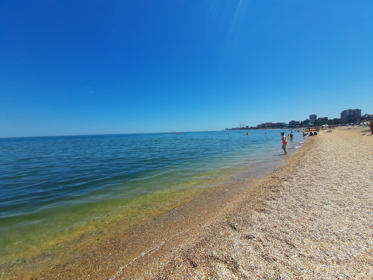 Пляж в Махачкале. В упор не вижу, за что 10 000 за номер в сутки???