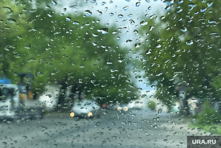    Около ТЦ «Слава» в Копейске после дождя всегда образуется море