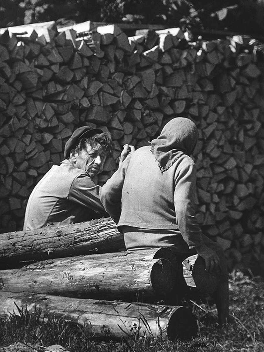 «Дядя Коля на завалинке». Калининская область, 1978.