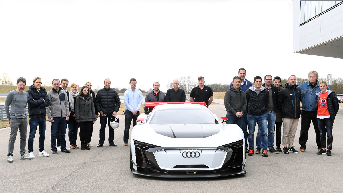 Кадзунори Ямаути (возле левого зеркала машины) на тестах упомянутой выше Audi e-tron Vision GT