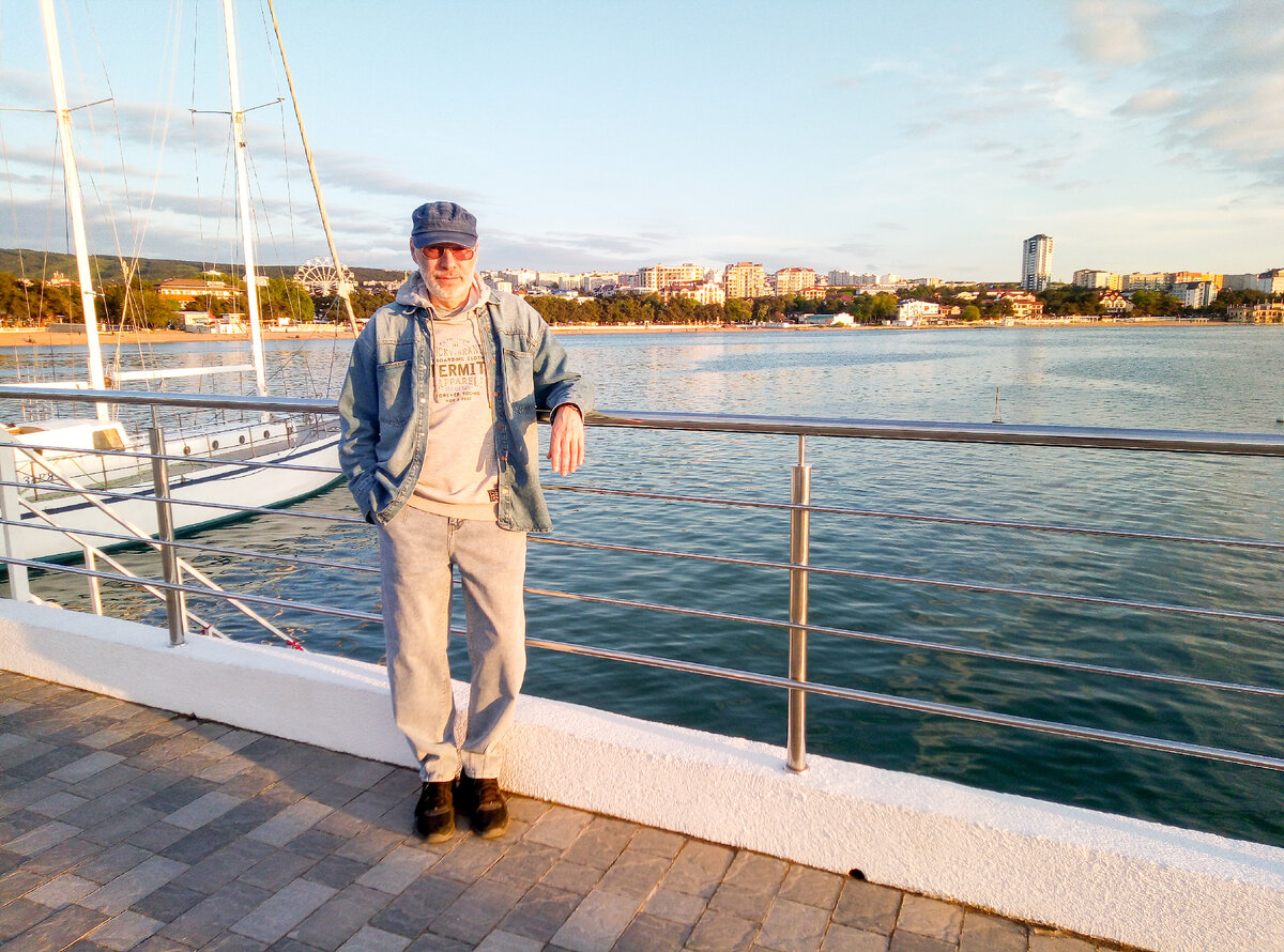 Михаил Лекс, автор рассказа и канала. Геленджик. Чёрное море. Морской причал. Центр