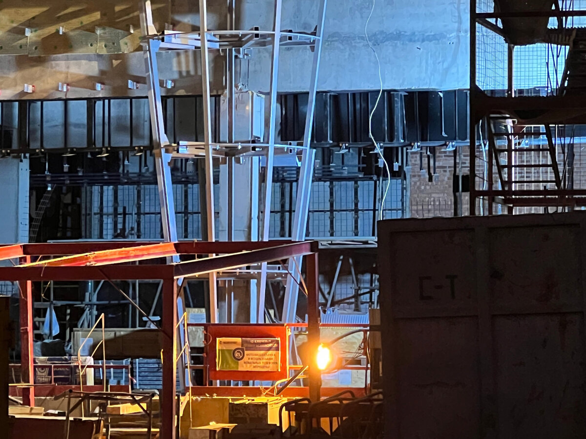 📸 2: Внутри южного вестибюля вовсю идут отделочные работы, на большей части стен уже выполнена облицовка плитами светлого и темного оттенков. Также смонтированы металлические конструкции под остекление вестибюля. 