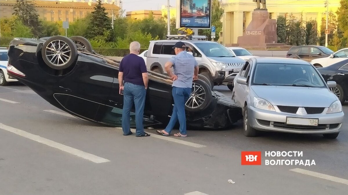 Toyota Camry перевернулась на крышу в центре Волгограда |  НовостиВолгограда.ру | Дзен