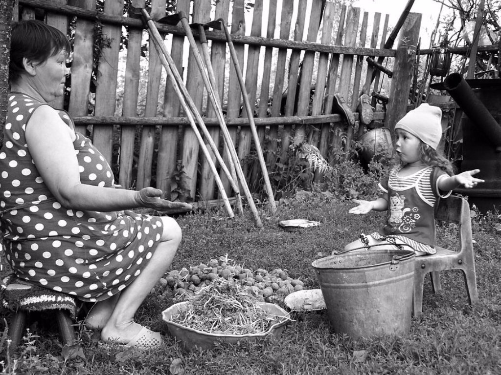 Бабушка и внучка. Россия. Источник https://fb.ru/media/i/2/5/4/7/0/7/3/i/2547073.jpg