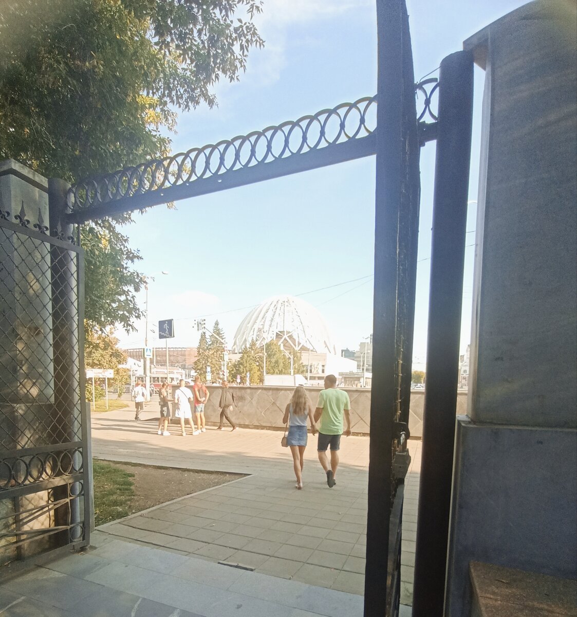Ворота парка рядом с метро Геологическая.
