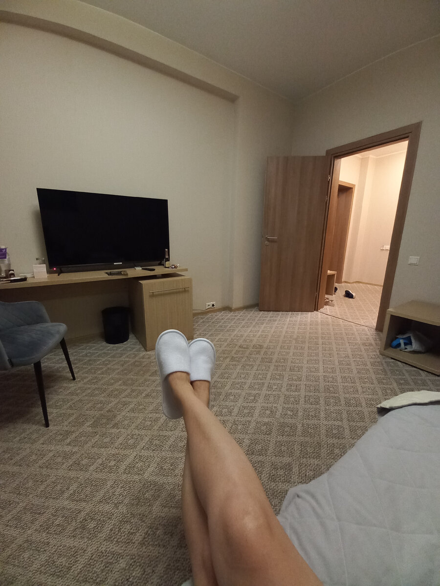 Родители меня не понимают, как и та девушка в сериале не понимала мужа. А что такова, и так хорошо! (Нет!) Воздвиженское отель , номера Люкс. Двадцатка в сутки на троих. Я уж молчу об обстановке номера, но этот фактор уже не удивителен....и да..эта серая фота за 20ку в сутки без фотофильтра...Без гламура ! Г!