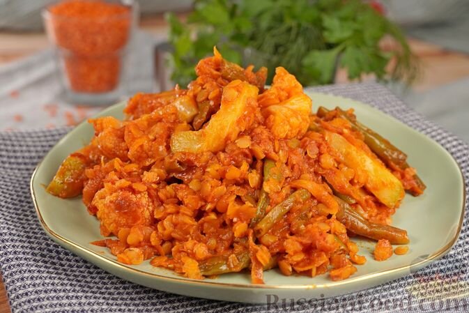 чечевица красная, кабачки, капуста цветная, фасоль стручковая, морковь, лук репчатый, томатная паста, соль, перец чёрный молотый, паприка молотая, лавровый лист, масло растительное