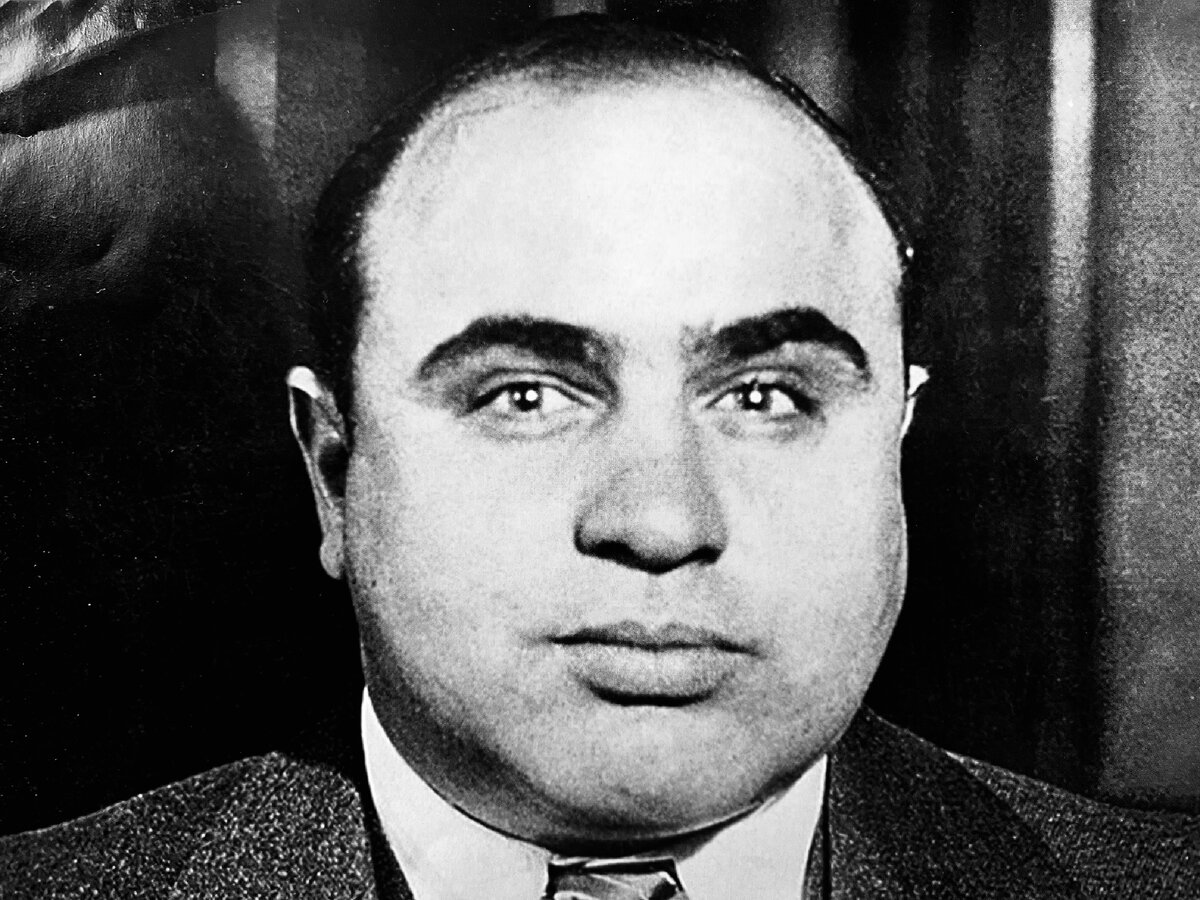 В нашем сознании имя «Аль Капоне» синонимично слову «гангстер». Этот человек, не лишенный своеобразного обаяния, поднялся к власти и богатству, ни во что ни ставя человеческую жизнь и умея обращать в деньги людские пороки. При этом он окончил свои дни полубезумной развалиной, не дотянув даже до 50 лет.
