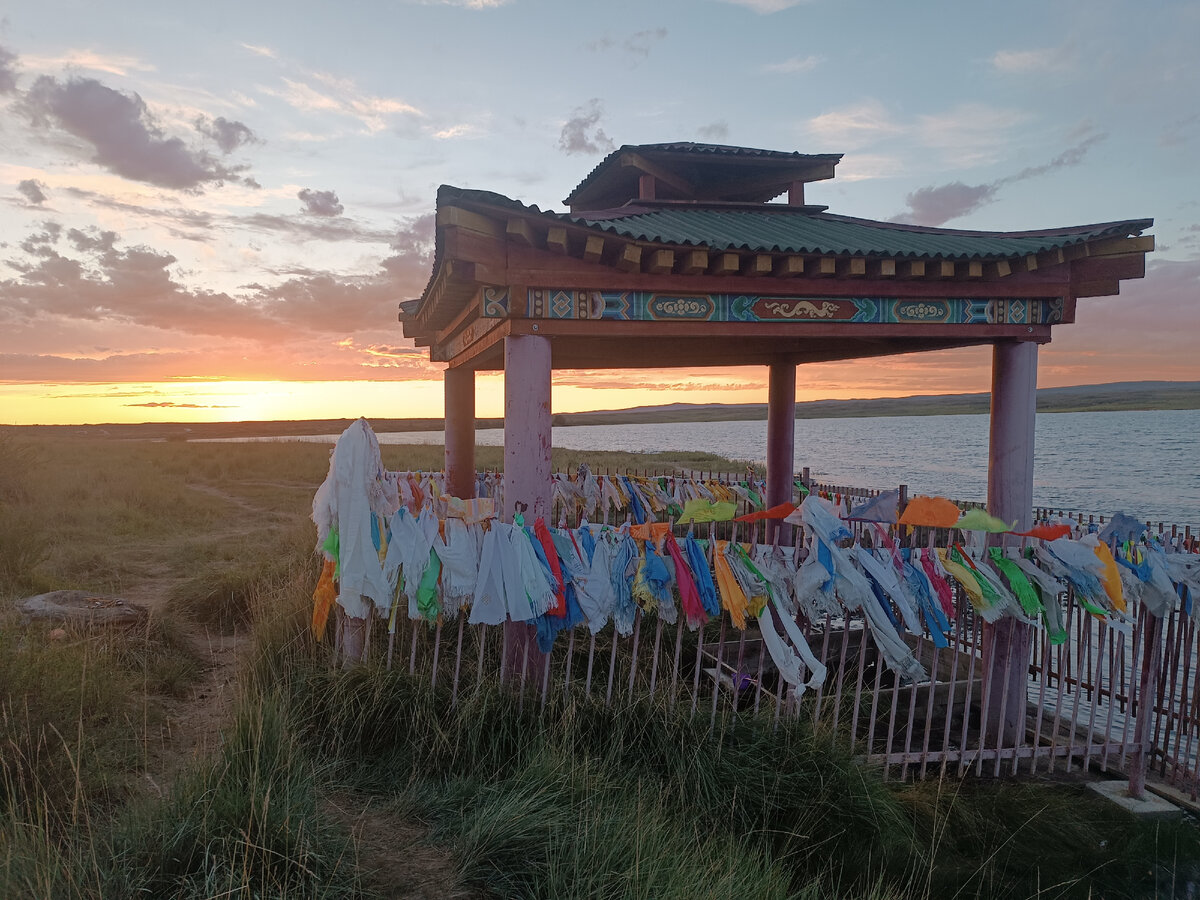 Буддийская беседка на берегу соленого озера Дус-Холь