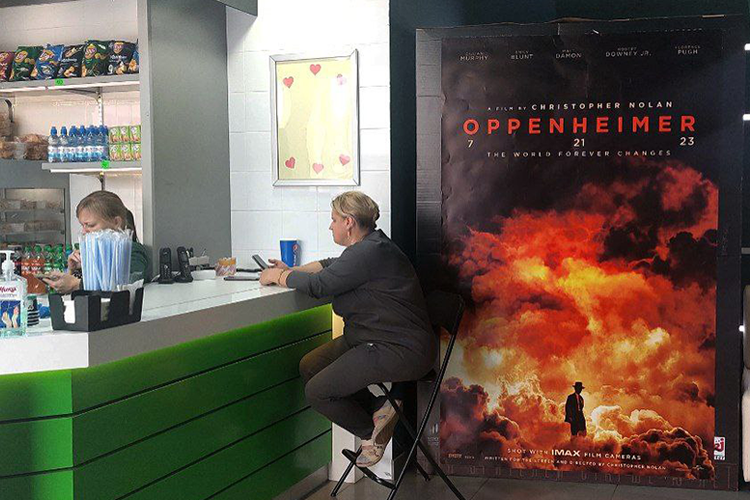    На фоне всех страстей, как оказалось, «Оппенгеймера» можно спокойно посмотреть в пригороде Казани, и, судя по всему, здесь же с завтрашнего дня можно будет увидеть «Барби». Речь о поселке Осиново и кинотеатре «Киноград», расположившемся в местном торговом центре Фото: Нурия Фатхуллина