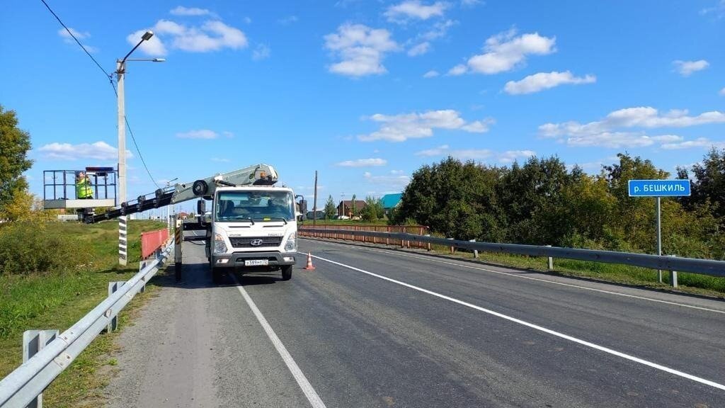     На аварийных участках тюменских трасс устанавливают шериф-балки — приборы, похожие на сигнальные маячки машин ДПС. По мнению специалистов, они позволят улучшить дорожную ситуацию, так как при виде маячков водители будут снижать скорость.