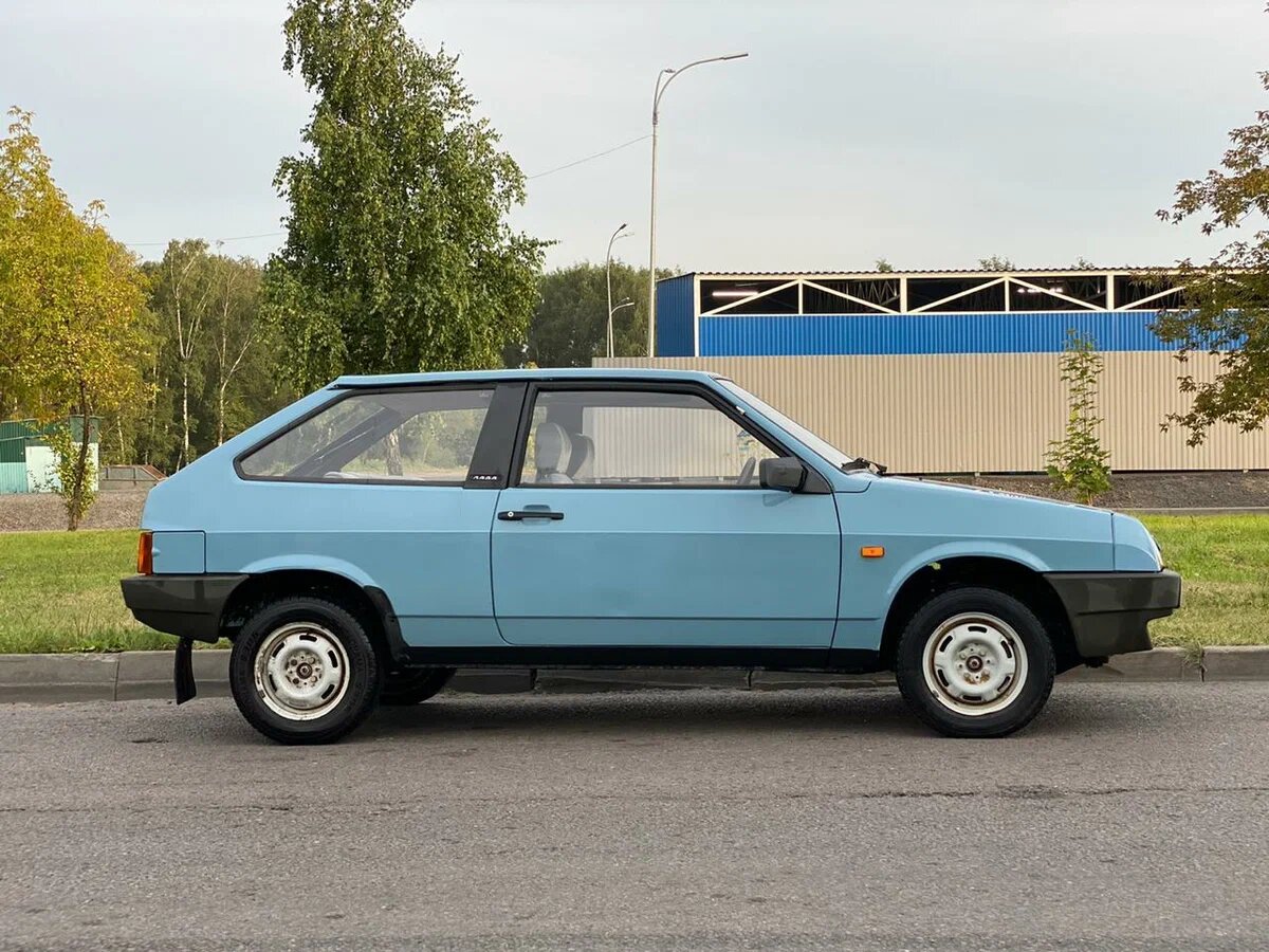 В середине 80-х ВАЗ-2108, может, и выглядел грубовато скроенным на фоне зарубежных одноклассников, но тем не менее в его облике с огромными дверьми, приподнятой поясной линией, смело скошенной кормой и похожим на таран носом присутствовала какая-то своя бесовщинка. 

