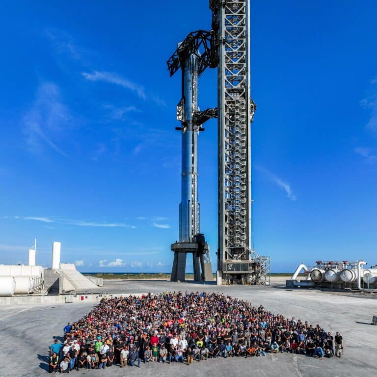    Сотрудники SpaceX на фоне Starship / © SpaceX