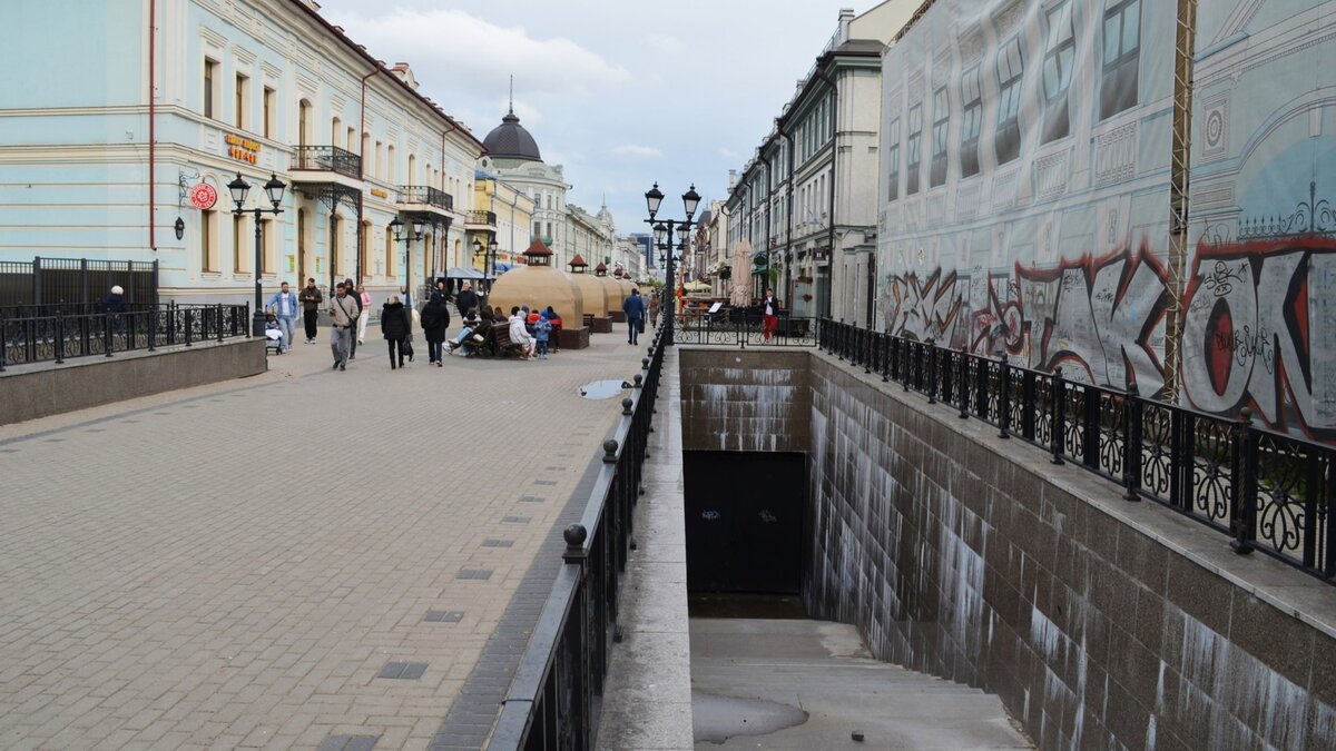     Улица Баумана — одно из самых знаковых и в то же время проблемных мест города. Излюбленную туристами часть Казани, протянувшуюся почти на два километра от Казанского Кремля до улицы Пушкина, местные жители все чаще называют «базарным рядом». В чем проблема — разбирался Inkazan.