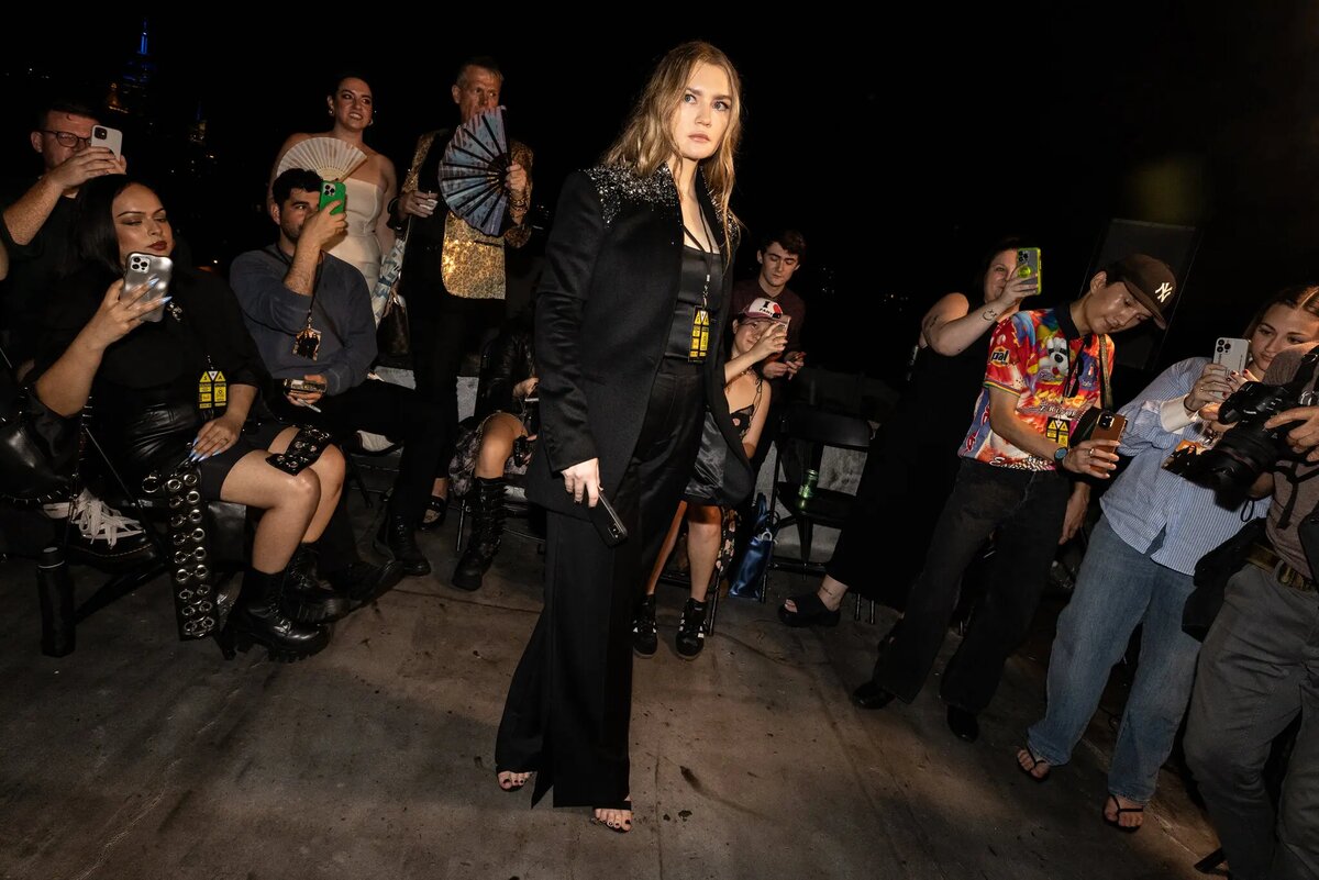 Анна Дельви, находящаяся под арестом, провела самый обсуждаемый показ Нью-Йоркской недели моды