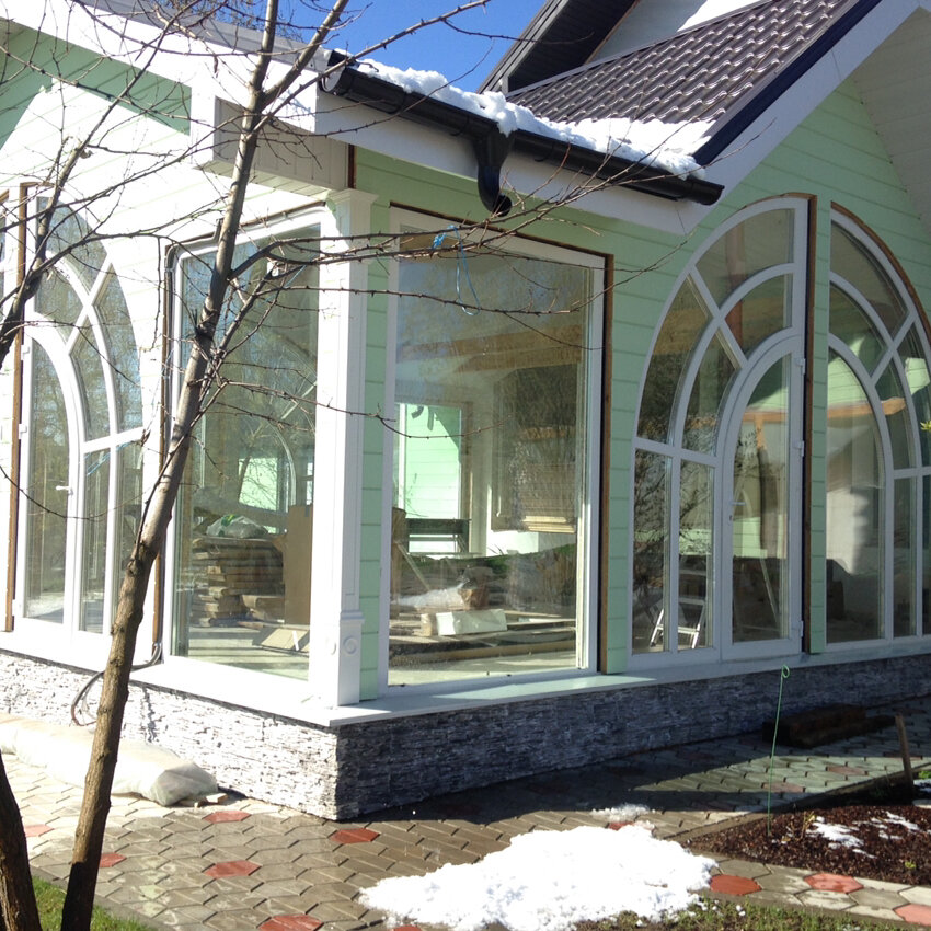 Терраса или веранда – отличная возможность для улучшения отдыха в загородном доме или на даче, и кроме того, ее обустройство является одним из вариантов увеличения площади строения.