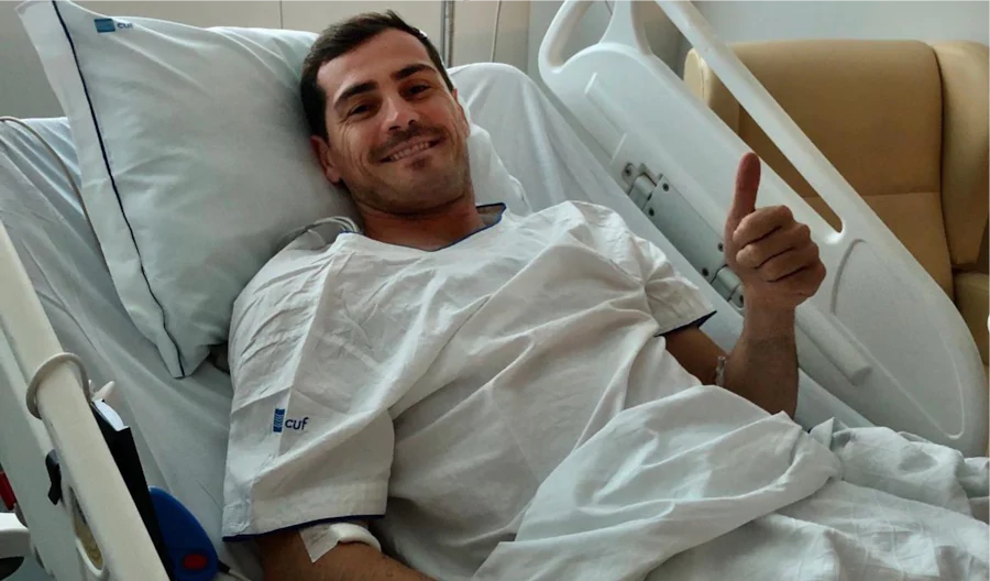 Икер Касильяс после проведения операции.