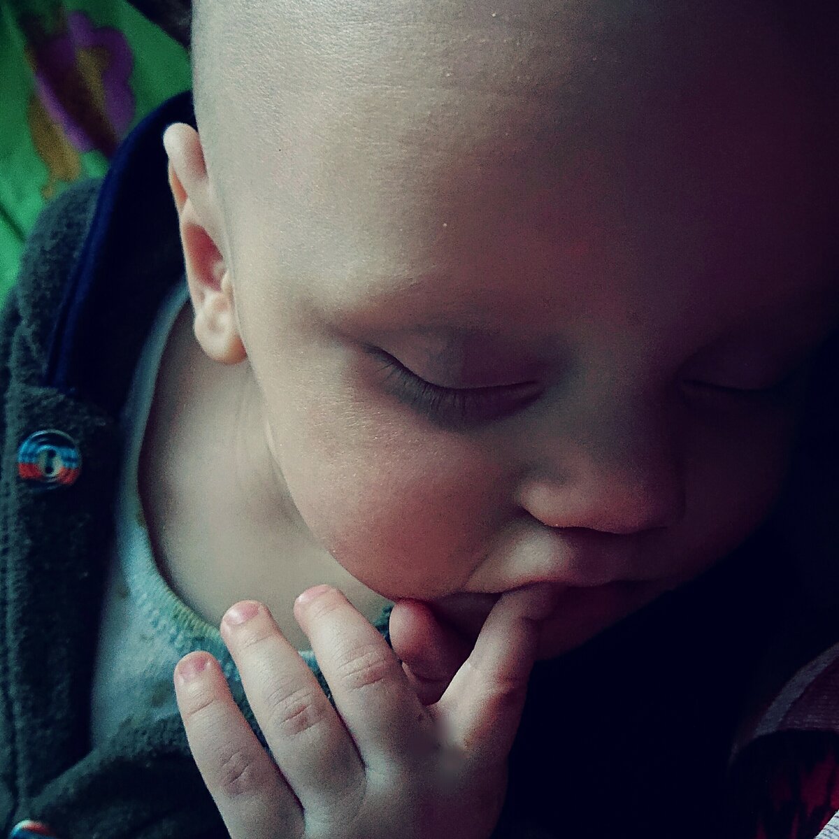 Можно вечно смотреть на три вещи: огонь, воду и сладко спящего малыша))