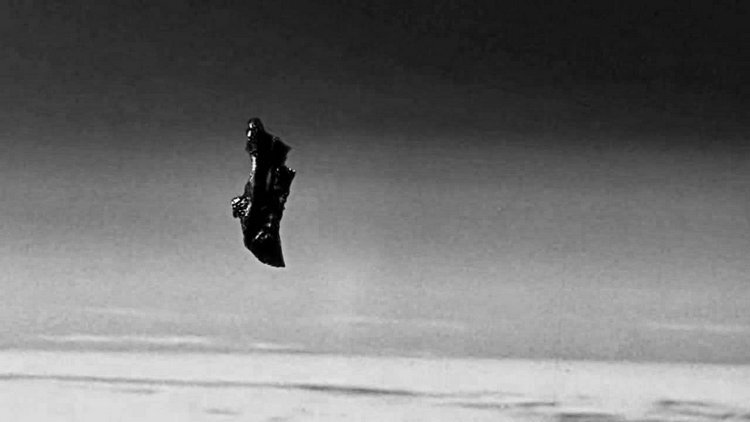 Впервые об объекте еще в 1958 году заявил астроном-любитель, Стив Слейтон, который заметил его во время наблюдений за Луной. 
Есть утверждения, что впервые снимок этого объекта был сделан в 1960-м году одним из первых искусственных спутников Земли.

О его природе идут споры, одни уверены, что это обьект инопланетного происхождения, другие предполагают, что это небольшой естественный спутник, третьи полагают, что это просто космический мусор земной космонавтики.

По мнению сторонников теории внеземного происхождения объекта, Черный Рыцарь - это искусственный спутник внеземного происхождения