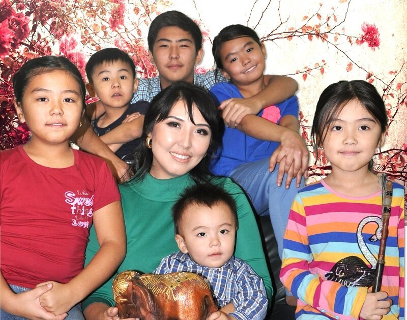 Русско казахские дети. Семьи казахи и русские. Казахская семья с ребенком. Многодетные семьи Казахстан. Казахская многодетная мама.
