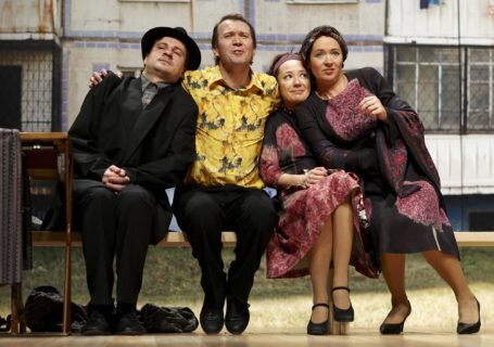 «Рассказы Шукшина» полны ностальгии: актеры не стремятся изображать советских деревенских жителей из 70-х, но пытаются вспомнить и понять, что делает их персонажей такими, какие они есть. Сквозь юмор и иронию здесь проступают трагические ноты обычных человеческих отношений, про которые, как правило, не пишут драмы.