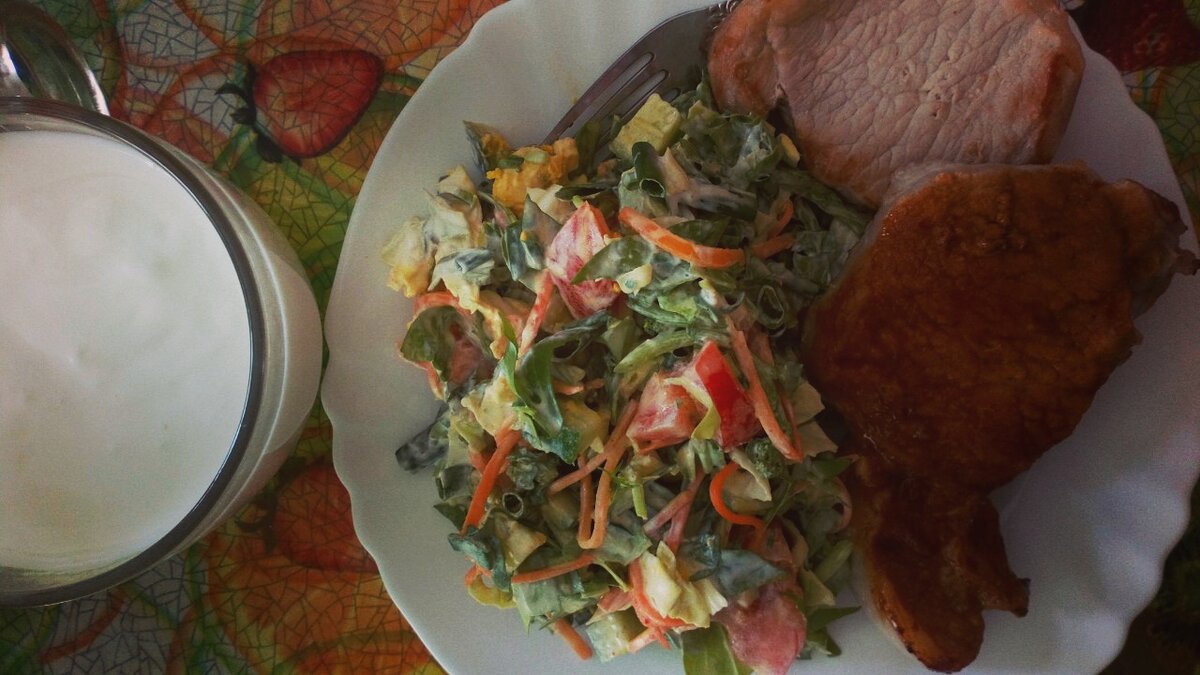 Жареная свинина, кефир, салат.