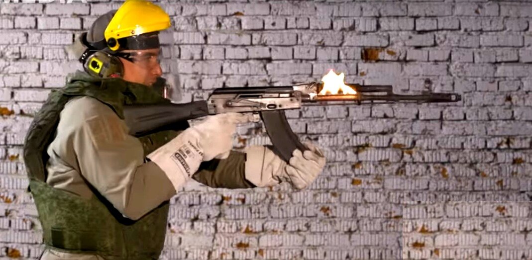 Кадр из видео "разрушителей оружия" про новый АК-103