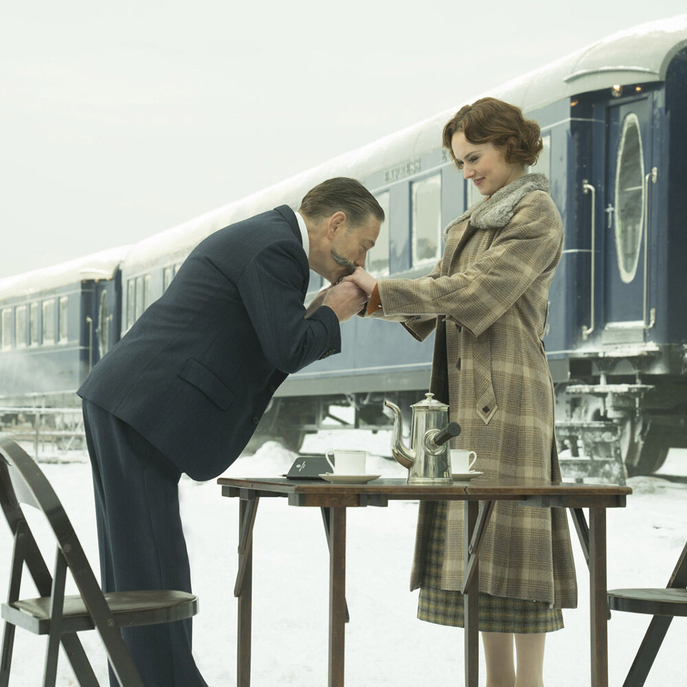 Кеннет Брана (Kenneth Branagh) и Дэйзи Ридли (Daisy Ridley) на съемках фильма «Убийство в восточном экспрессе» (Murder on the Orient Express) / © Bluedreamer2011 / flickr