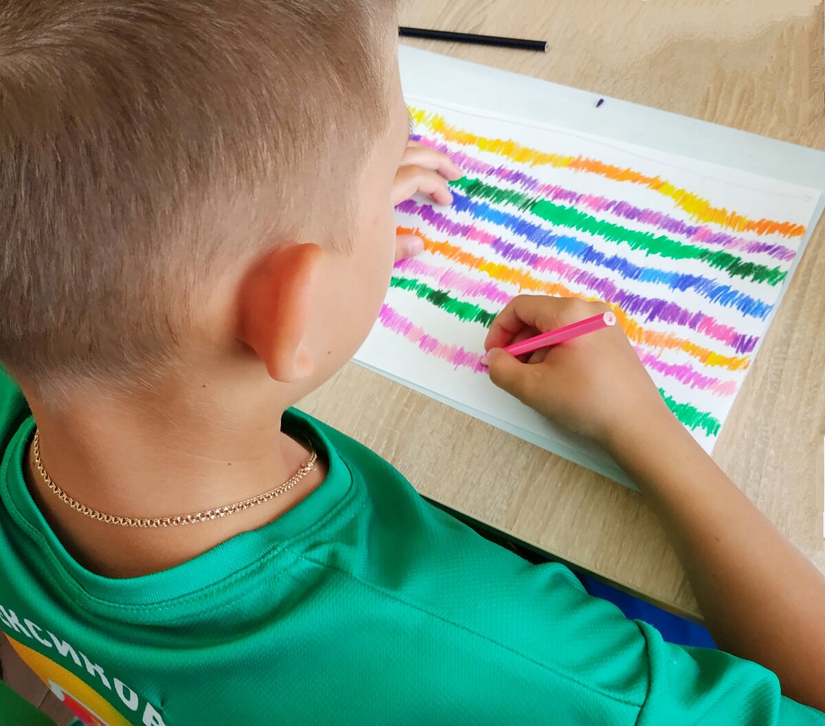 Максиму потребовалось много часов упражнения себя в графокоррекции, чтобы заставить свою руку двигаться вперед уверенно, смело и динамично переключаться со строчки на строчку, удерживая ровность  и ритмичность графического исполнения самой строчки на нелинованном листе бумаги А4.