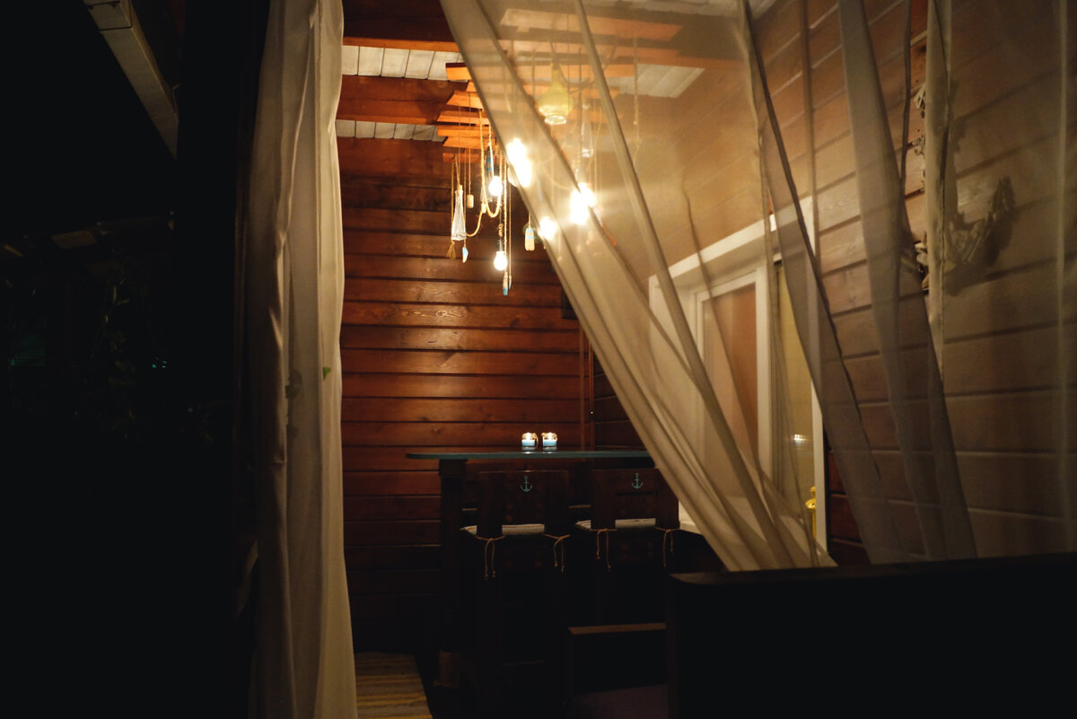 Шторы придают уют не только дома, но и на открытых террасах