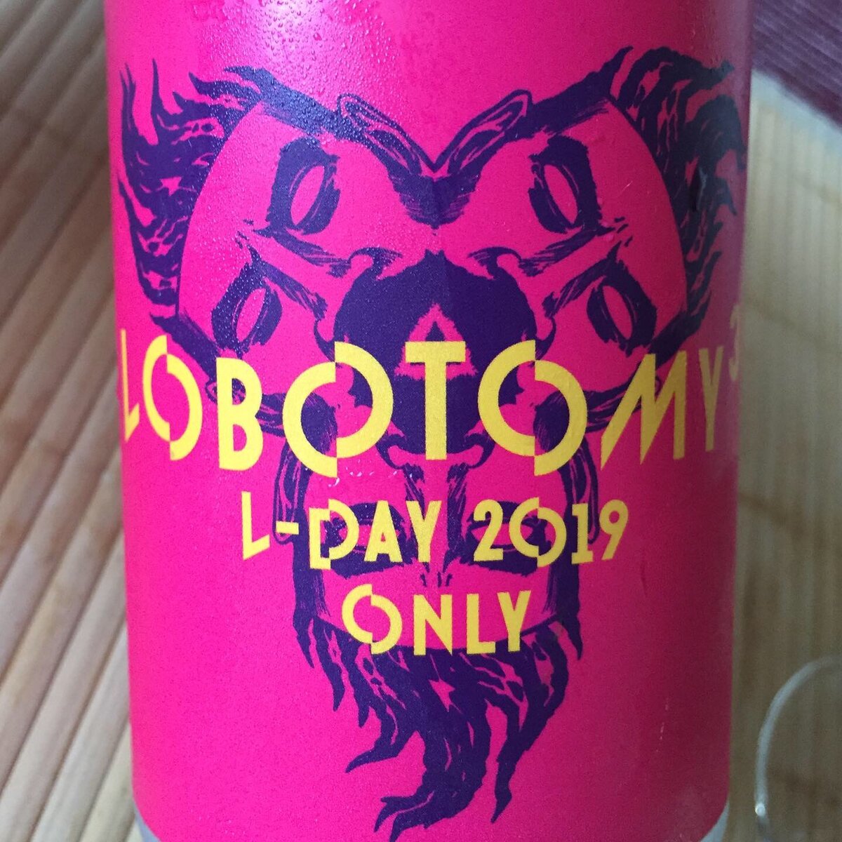 Этикетка обыгрывает три различных причастных к этому пиву бурбона