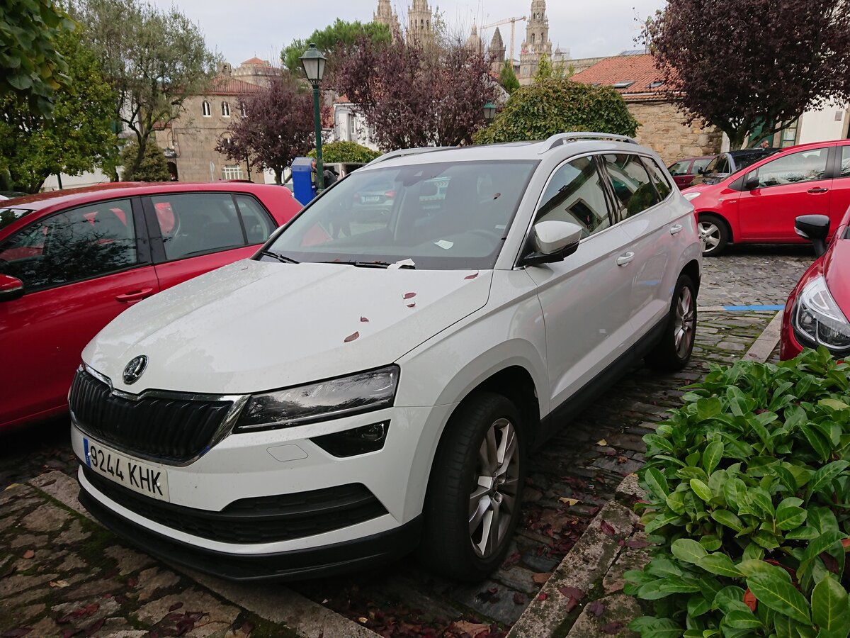 Skoda Karoq в Сантьяго-де-Компостела. На заднем плане кафедральный собор города.