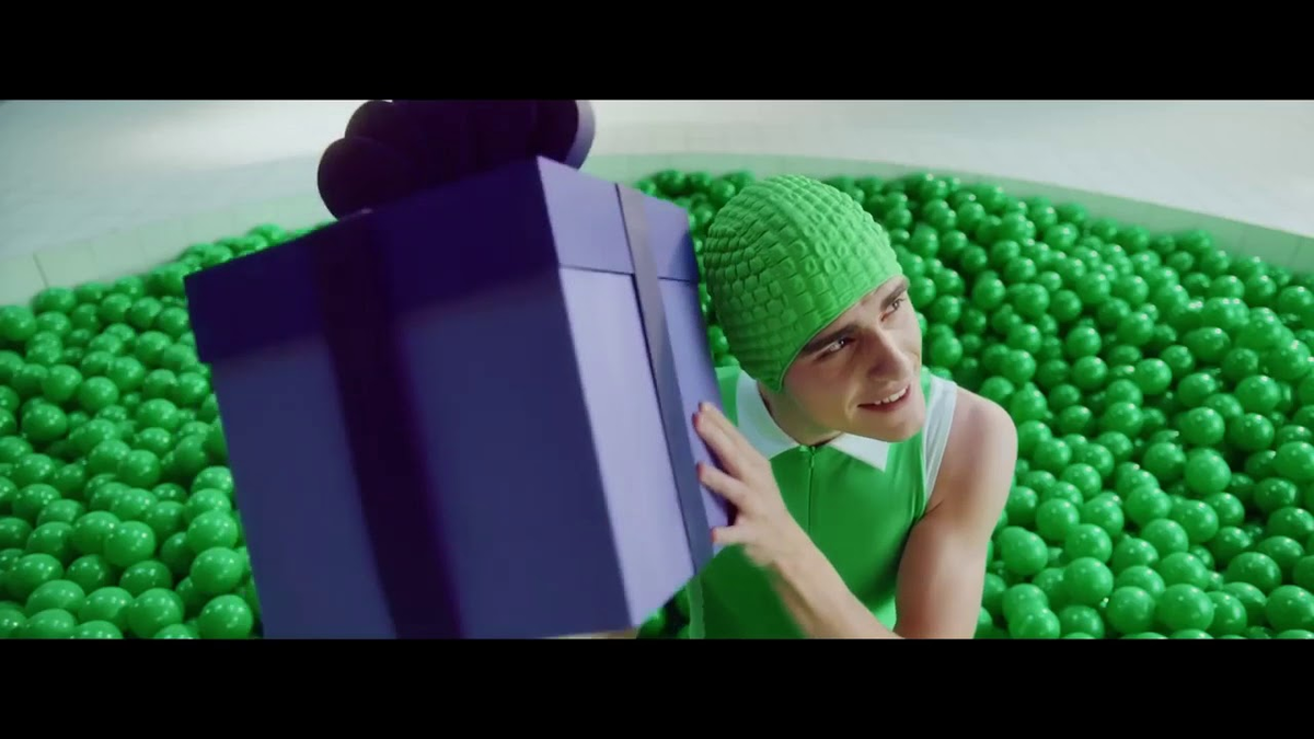 подарки от мегафона. тряси смартфон. триси триси смартфон. ты тряси тряси смартфон с приложеньем мегафон реклама. приложения мегафон тряси смартфон.